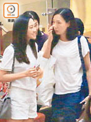 蔡雪瑩（左）<br>未坐低時，兩人已經密密傾。