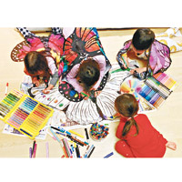 四個小朋友同心協力填顏色。