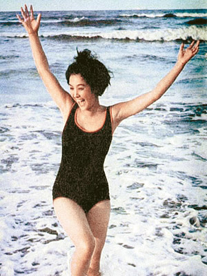 甄珍這張16歲時拍下的泳裝照，青春無敵。