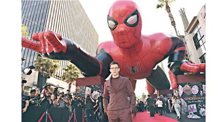 Tom與現場的「巨型蜘蛛俠」合照。（美聯社圖片）