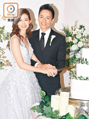 蘇頌輝與新娘林藹兒一起切蛋糕。