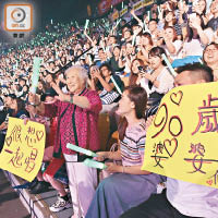 90歲婆婆寫大字報，成功邀祖兒合唱！
