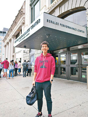 林奕匡在美國忙於學業及作歌，但仍抽空四出見識。