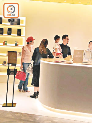陳豪與老婆陳茵媺帶囝囝到新店巡視業務。