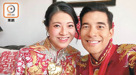 古天祥與太太跟足傳統穿上中式禮服。