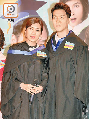 黎諾懿與黃智雯着畢業袍宣傳新劇。