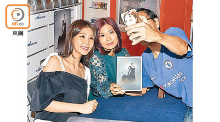 蔣嘉瑩與施匡翹出席簽名會，粉絲爭取機會Selfie。