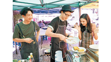 李璨琛（左）孖拍檔夾手夾腳炮製港式美食。