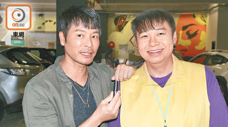 郭晉安與何遠東飾演兩兄弟，鏡頭外忍不住摸其大肚腩。