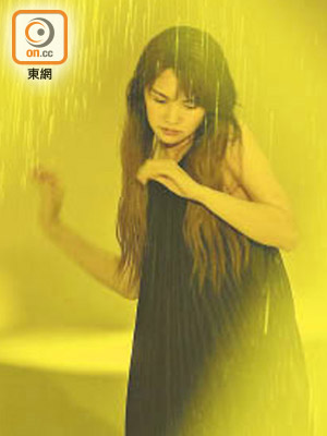楊丞琳在MV中除了大奔走外，又要畀雨淋。