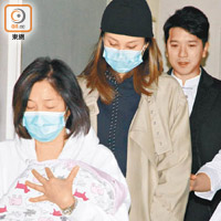 柏豪媽媽抱着孫女，而戴黑色冷帽的Stephanie跟在身後出院。