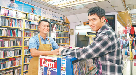 吳浩康（左）演唱片舖店員，向楊天宇介紹廣東歌。