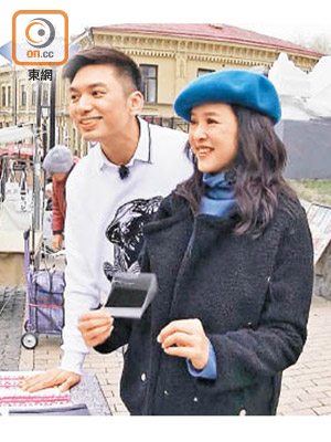 薛世恒與葉蘊儀在街頭擺檔售賣「愛情遺物」。