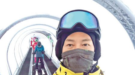張兆輝外遊滑雪度歲，差啲返唔到香港！