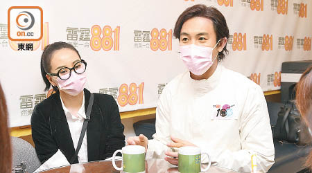 譚俊彥與太太戴口罩到電台，影相才除下。