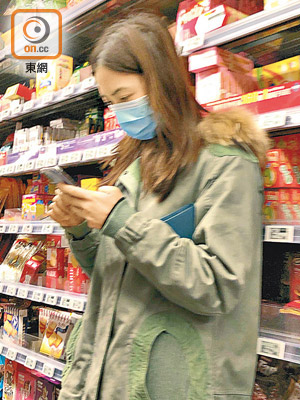 千雪在貨架前篤手機，向老公報告超市的「慘況」。
