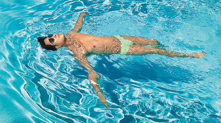 馬德鐘度假大解放，着住泳褲仔浮浮吓。