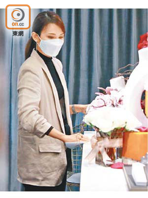 陳樂榣親力親為，戴上口罩在店內消毒。