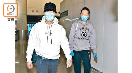 甄子丹與太太汪詩詩及一對子女都戴了口罩、膠手套，以及掛上迷你空氣淨化機。