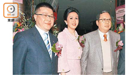 林建康（左一）與太太傳不適入院，兄長林建岳曾傳訊息慰問。