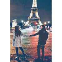 小豬公開與周揚青於巴黎鐵塔下拖手的照片，彌補當年阻止她公開戀情的錯失。