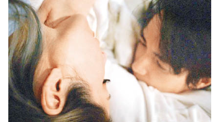 蕭亞軒分享與黃皓的床上合照，似是早前的MV片段。