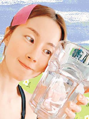 傅穎個玻璃杯咁大，可以飲多啲水，加強排毒收身。