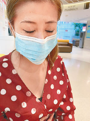 劉晨芝在醫院接受治療，衣服染血。
