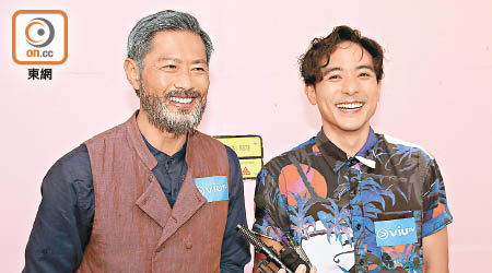 黃德斌（左）與林德信等年輕演員合作，笑言人生變得青春！