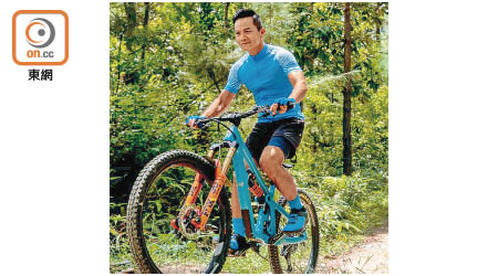 胡諾言玩越野單車拍廣告，似模似樣。