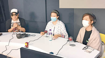 梁思浩與兩位戴上口罩的拍檔隔開坐。