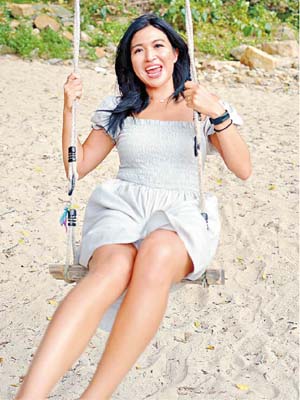 陳偉琪如願做MV女主角，在沙灘寓工作於嬉戲。