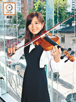 陳嘉慧示範學了一堂的小提琴，自言鍾意自彈自唱。