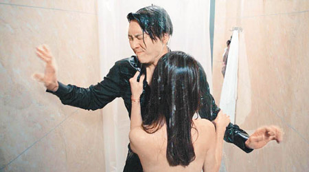 王浩信與裸女同處浴室，濕身搞咩呢？