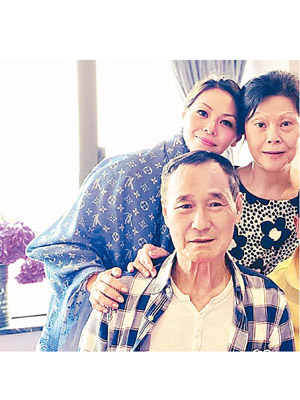 陳惠敏女兒上載與父母的合照。