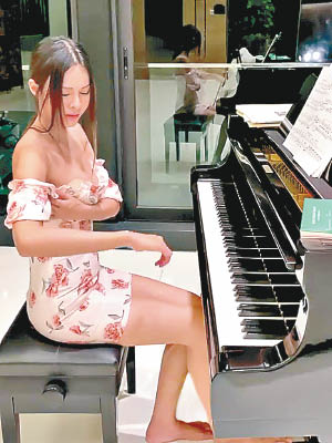 李元玲彈琴時突然跌膊，即起身中止拍攝。