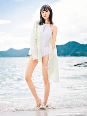 Aka在海邊大晒招牌長腿。