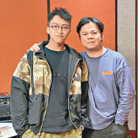 吳業坤（左）與伍仲衡直播期間，被「Vivian Lai」留言嘲低級歌手。