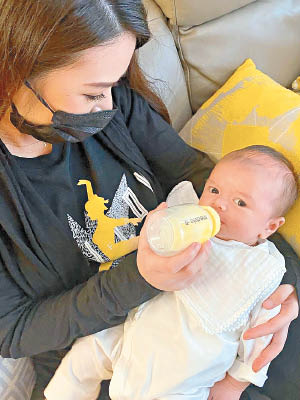 JW餵姨甥女食奶，看來手勢不差。