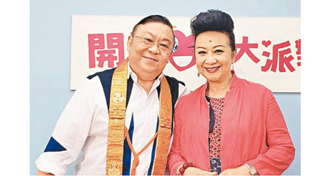 李居明（左）、薛家燕（右）
