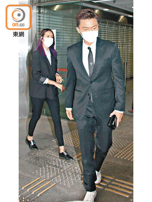 楊明昨日到東區法院出庭，女友莊思明一直相伴在側。