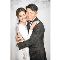 結婚當日，袁偉豪佩戴百萬名錶與張寶兒行禮。