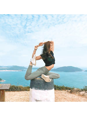 廖慧儀搶先分享在山上做瑜伽的照片。
