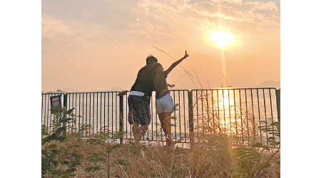 魏駿傑陪着女兒看日落，夠晒溫馨。