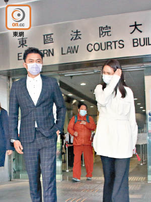 楊明在女友莊思明陪同下上庭，全程未有回答提問。