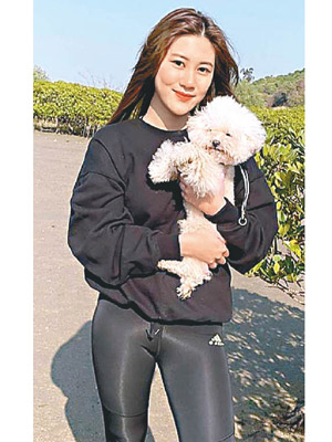 張卓姿抱着狗狗的照片，贏盡網民讚賞。