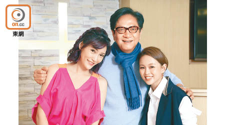 陳友與戲中飾演其女兒的李璧琦及龔柯允晒「父女情」。
