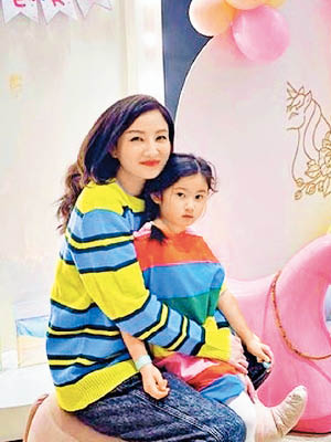 Yumiko女兒梁浸浸生日，與陳小春兒子Jasper糖黐豆。
