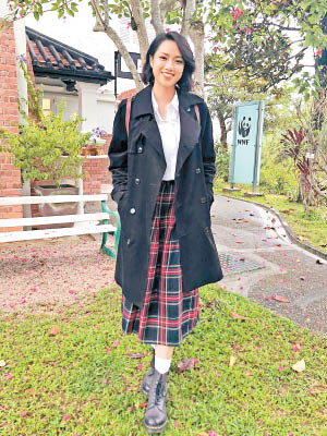 劉穎鏇打扮成80年代的少女，造型充滿書卷味。