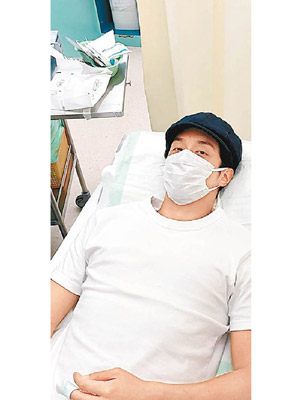劉俊謙被夾爆中指，接受醫生替他縫針。